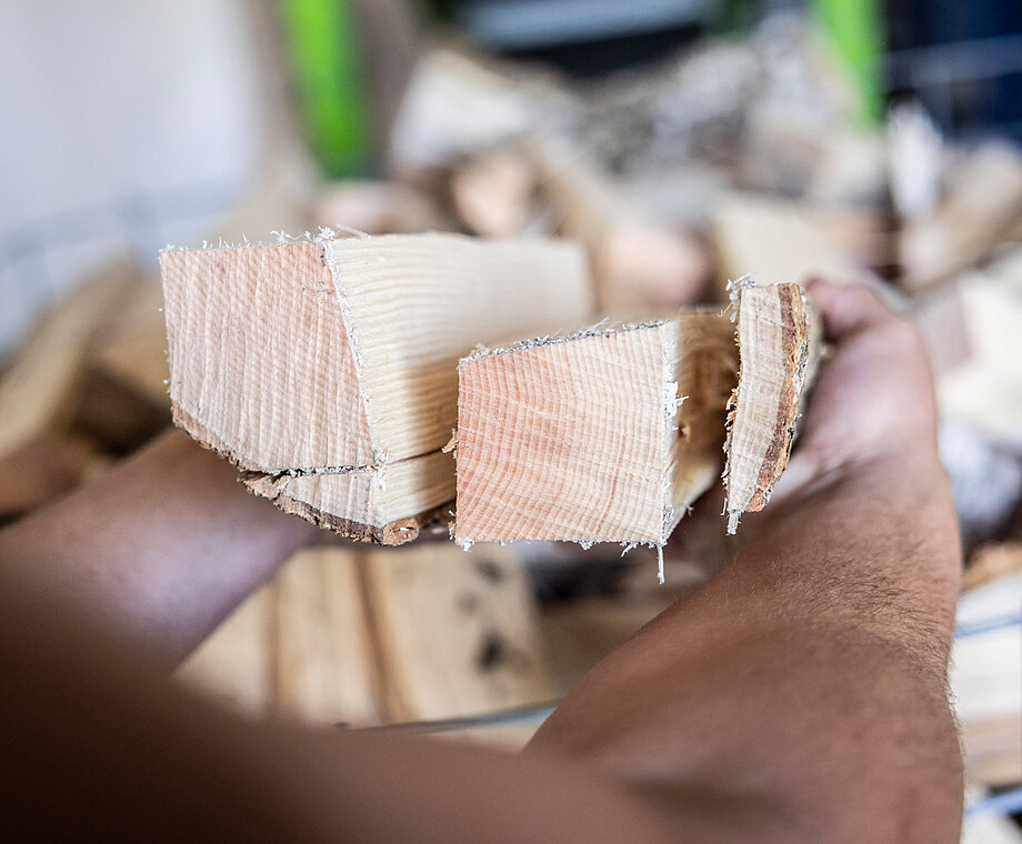 Mehrere gleichmäßig gespaltene Holzscheite zeigen das Ergebnis der professionellen Brennholzverarbeitung.