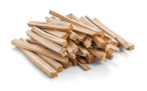 Aufgestapeltes, fein gespaltenes Anzündholz im 60 Liter Paket von Brennholz Herbst.