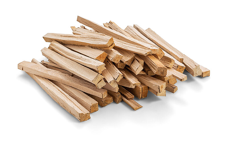 Aufgestapeltes, fein gespaltenes Anzündholz im 60 Liter Paket von Brennholz Herbst.