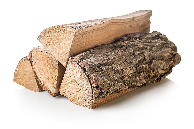 Stapel aus gespaltenem Hartholz wie Buche, Esche und Eiche von Brennholz Herbst.