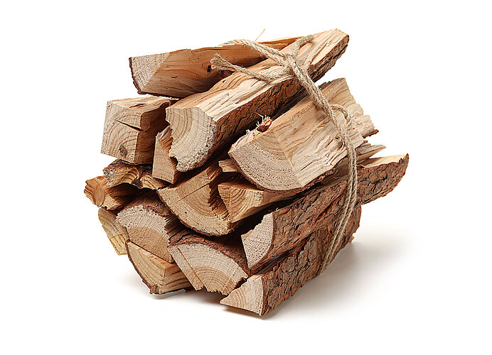 Gebündeltes, gespaltenes Weichholz aus Fichte und Tanne von Brennholz Herbst.